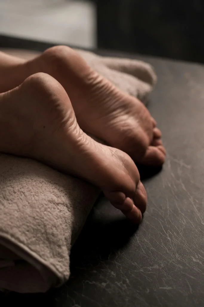 Burning sensation in feet at night explained with common causes
